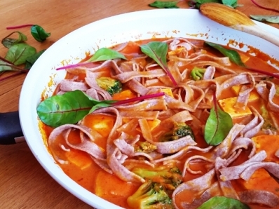 Kari panvica s celozrnnými tagliatelle